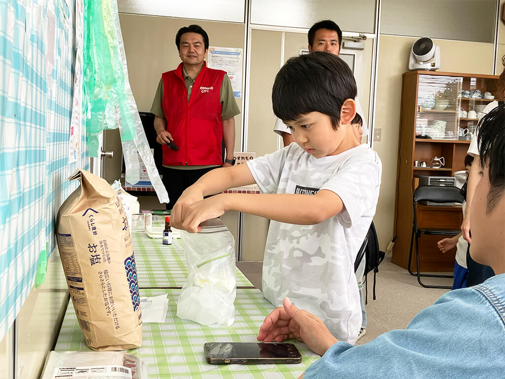 ワクワク学園を楽しむ少年